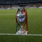 El trofeo, cerca del césped.