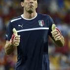 El portero italiano Buffon, durante el calentamiento.
