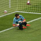 Casillas se lanza a por el balón durante el calentamiento.