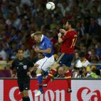 Xabi Alonso salta junto a un rival.