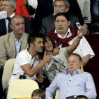 Villa y Puyol se hacen una foto en las gradas.