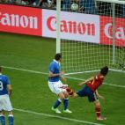 Silva remata de cabeza para marcar el primer gol del partido.