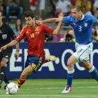 Cesc, junto antes de dar el pase gol a Silva.