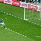 Momento en el que Silva remata de cabeza para marcar el primer gol.