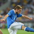 Marchisio intenta controlar un balón ante la mirada de Busquets