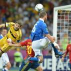 De Rossi trata de rematar ante la mirada de los futbolistas españoles.