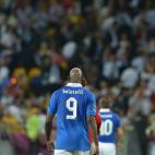 Balotelli, cabizbajo, tras el segundo gol de España.