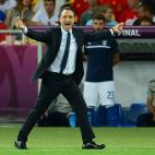 El seleccionador de Italia, Prandelli, da instrucciones a su equipo.