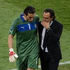 Buffon conversa con Prandelli.