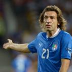 Pirlo protesta una acción.