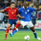 Jordi Alba lucha con Balotelli por un balón