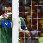 Buffon da instrucciones a sus compañeros.