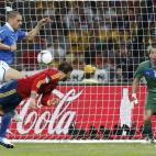 Ramos remata de cabeza. El disparo fue interceptado con la mano por Bonucci, pero el árbitro no lo vio.