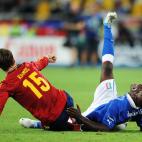 Balotelli se queja tras un lance con Sergio Ramos.