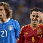 Xavi, sonriente, junto a Pirlo, impotente.