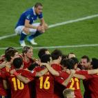 Los jugadores de la selección celebran la victoria ante la desolación de un rival.