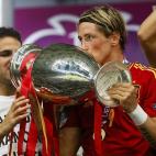 Fernando Torres besa el torneo junto a Cesc.