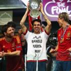 Cesc levanta la copa entre Xabi Alonso (izquierda) y Fernando Torres (derecha)
