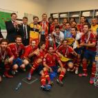 Los futbolistas celebran con el presidente del Gobierno, Mariano Rajoy, y el Príncipe Felipe, la victoria ante Italia.