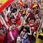 Los aficionados gritan victoriosos uno de los goles de la selección