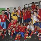 Tanto el Príncipe como el Presidente del Gobierno posan sonrientes con la selección española