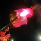 Los aficionados encendieron vengalas para celebrar la victoria de la selección