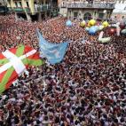 Vista de la Plaza del Ayuntamiento de Pamplona momentos antes del lanzamiento del chupinazo.