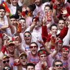 Un grupo de personas celebran el inicio de las fiestas.