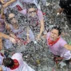 Un grupo de personas se moja durante la celebración.