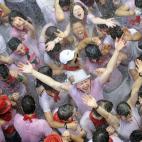 Un grupo de personas se refrescan durante el primer día de fiesta.