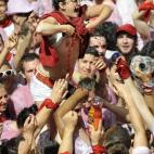 Una mujer, durante el chupinazo.