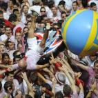 Un hombre es llevado en volandas por la Plaza del Ayuntamiento.