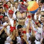 Una mujer se quita la camiseta.