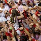 Dos personas se besan durante la celebración