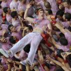 Un hombre, llevado en volandas por la plaza.