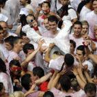 Un hombre, en volandas por la plaza.