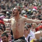 Un hombre mojado de vino, durante el chupinazo.