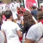 Chiflurniss:Tras el chupinazo, los jóvenes se lavan en las fuentes.