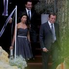 El presidente del barcelona, Sandro Rosell, seguido por el futbolista Xavi Hernández.