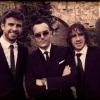 Risto Mejide, acompañado por los futbolistas Piqué y Puyol.