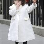 Acaba de cumplir seis años. Sus padres le pusieron un nombre que significa 'princesa'. No le gustan los fotógrafos y es un icono de la moda infantil. Incluso ha vestido ya tacones. Entre sus pasiones, los peluches.