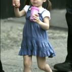 Acaba de cumplir seis años. Sus padres le pusieron un nombre que significa 'princesa'. No le gustan los fotógrafos y es un icono de la moda infantil. Incluso ha vestido ya tacones. Entre sus pasiones, los peluches.