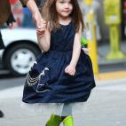 Acaba de cumplir seis años. Sus padres le pusieron un nombre que significa 'princesa'. No le gustan los fotógrafos y es un icono de la moda infantil. Incluso ha vestido ya tacones. Entre sus pasiones, los peluches.