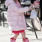 Acaba de cumplir seis años. Sus padres le pusieron un nombre que significa 'princesa'. No le gustan los fotógrafos y es un icono de la moda infantil. Incluso ha vestido ya tacones. Entre sus pasiones, los peluches.