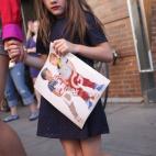 Acaba de cumplir seis años. Sus padres le pusieron un nombre que significa 'princesa'. No le gustan los fotógrafos y es un icono de la moda infantil. Incluso ha vestido ya tacones. Entre sus pasiones, los peluches.