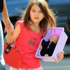 Acaba de cumplir seis años. Sus padres le pusieron un nombre que significa 'princesa'. No le gustan los fotógrafos y es un icono de la moda infantil. Incluso ha vestido ya tacones. Entre sus pasiones, los peluches.