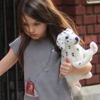 Acaba de cumplir seis años. Sus padres le pusieron un nombre que significa 'princesa'. No le gustan los fotógrafos y es un icono de la moda infantil. Incluso ha vestido ya tacones. Entre sus pasiones, los peluches.