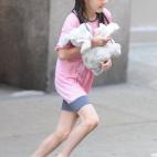 Acaba de cumplir seis años. Sus padres le pusieron un nombre que significa 'princesa'. No le gustan los fotógrafos y es un icono de la moda infantil. Incluso ha vestido ya tacones. Entre sus pasiones, los peluches.