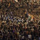 Los mineros marchan entre centenares de personas a su llegada a Sol.