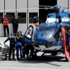 Varios miembros de rescate con el cadáver de uno de los muertos en la avalancha.